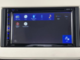 高精細な画面で、ラジオやCD、Bluetooth接続など多彩なソースを楽しめます。使いやすいインターフェースで、運転中も操作しやすいです。