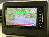 バックカメラの映像が映り、狭い場所での駐車も安心。安全確認をサポートし、スムーズな駐車を可能にします。