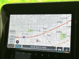 見やすい地図画面で、目的地へのナビゲーションをスムーズに。正確な情報が、安心のドライブをサポートします。