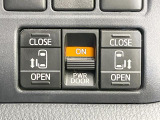 【両側パワースライドドア】スマートキーや運転席のスイッチで後席両側スライドドアの開閉が可能♪電動だから力を入れてドアを開ける必要が無く、小さなお子様でも簡単に開け閉めでき快適です♪