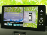 後方確認をサポートするモニター。駐車時や狭い道での運転も安心です。安全装備も充実していますよ。