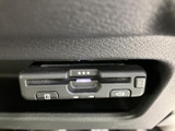 高速道路の料金所をスムーズに通過できるETC車載器を搭載。スマートな移動をサポートし、快適な長距離ドライブに貢献します。