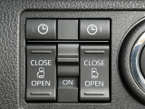 両側電動スライドドアのスイッチ付です。車内からもスイッチひとつで楽にドアの開閉が可能です。電動なので開閉時に力を使う必要がなく、半ドアになることもありません!