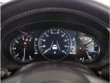 【明るく見やすいメーター】視認性が良く明るく見やすいメーター。運転者にとって見やすいメーターは運転していても疲れないですよね。