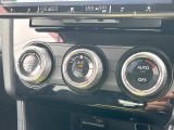 【オートエアコン】一度お好みの温度に設定すれば、車内の温度を検知し風量や温度を自動で調整。暑い&hellip;寒い&hellip;と何度もスイッチ操作をする必要はありません。快適な車内空間には必須の機能ですね♪