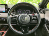 握りやすいステアリングは、運転の楽しさをさらに高めます。操作性も良く、快適なドライビングをサポートします。