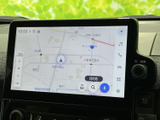 高精細な地図表示で、目的地まで迷わず到着。渋滞情報もリアルタイムで確認でき、スムーズなルート選択をサポートします。遠出も安心です。