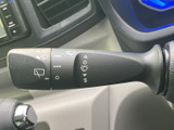 雨天時でもクリアな視界を確保できるワイパーレバー。運転状況に合わせて、最適なワイピングをコントロールできます。
