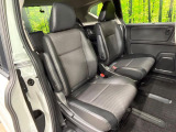 【ハーフレザーシート】高級感と座り心地を両立した人気のシート♪背面・座面のファブリック素材は、通気性の良さや滑りにくさに優れています。気温や服装に左右されず快適にお乗りいただけます。