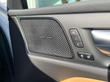 【harman kardon】ハーマンカードンのHi-Fiスペシャリストと共に、モデル別に開発・設計された専用チューニングが臨場感溢れる音響空間を実現しています。