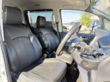 運転席シート廻りは使用感も少なく、良好な状態となっています。前オーナー様が丁寧に使っていたことがよくわかりますね。