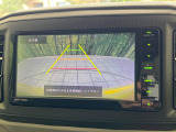 【バックカメラ】駐車時に後方がリアルタイム映像で確認できます。大型商業施設や立体駐車場での駐車時や、夜間のバック時に大活躍!運転スキルに関わらず、今や必須となった装備のひとつです!