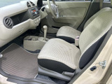 運転に必要な情報がひと目でわかる、シンプルなデザインの室内です。操作性にも優れ、運転に集中できます。