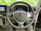 握りやすい形状で、操作性に優れています。スムーズなハンドリングで、運転の楽しさを引き立てます。長距離運転でも疲れにくい設計です。