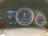 視認性の高いメーター類が、運転に必要な情報を分かりやすく表示します。運転席をスタイリッシュに演出する、洗練されたデザインです。