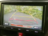 駐車時の安全性を高めるバックモニターが搭載されています。ガイドライン表示で、狭い場所でもスムーズに駐車できます。