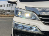 【LEDヘッドライト】悪天候や夜間走行時も良好な視界を確保し安心して運転できる高輝度LEDヘッドライトを装備!点灯速度が早く、消費電力も抑えられています。