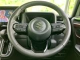 握りやすいステアリングで、快適な運転操作をサポートします。操作性にも優れ、運転の楽しさを高めます。