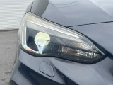 【LEDヘッドライト】悪天候や夜間走行時も良好な視界を確保し安心して運転できる高輝度LEDヘッドライトを装備!点灯速度が早く、消費電力も抑えられています。