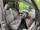 運転席まわりには十分なスペースがあり、大柄な方でもゆったり運転していただける環境です。