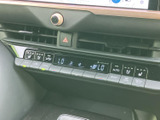 操作性の高いエアコン廻りです。温度調整や風量調節が簡単に行え、快適な車内環境を保てます。すぐに快適な温度になります。