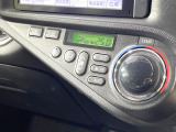 【オートエアコン】一度お好みの温度に設定すれば、車内の温度を検知し風量や温度を自動で調整。暑い&hellip;寒い&hellip;と何度もスイッチ操作をする必要はありません。快適な車内空間には必須の機能ですね♪