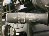 操作しやすい位置に配置されたウインカーレバー。スムーズな操作で、安全な車線変更をサポートします。レバーの操作感も確認してください。