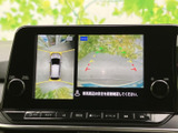 後方確認モニターが駐車をサポートし、狭い場所でも安全に運転できます。
