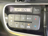 【オートエアコン】一度お好みの温度に設定すれば、車内の温度を検知し風量や温度を自動で調整。暑い&hellip;寒い&hellip;と何度もスイッチ操作をする必要はありません。快適な車内空間には必須の機能ですね♪