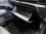 室内に小物を入れる収納スペースがあれば車内が片付きますね☆