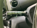 雨天時でもクリアな視界を確保できるワイパーレバー。運転の安全性を高めます。