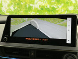 後方の映像を画面で確認できるため、安全な駐車をサポートします。狭い場所でも安心して操作できます。