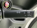 操作感の良いウインカーレバーは、スムーズな車線変更をサポート。オート機能も搭載し、運転の負担を軽減します。直感的に操作できる設計で、安全運転をサポートします。