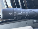 雨天時でもクリアな視界を確保できるワイパーレバー。運転の安全性を高めます。