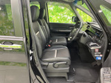 広々とした室内空間が魅力です。運転席からの視界も広く、運転操作も快適に行えます。上質な素材が、快適なドライブを演出します。