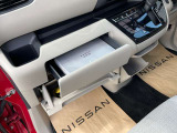 グローブボックスに加えて小物を収納できるスペースがあります