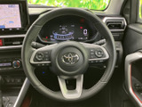握りやすいステアリングが、快適な運転操作をサポート。オーディオやハンズフリー通話など、便利な機能も操作可能です。運転姿勢も自然です。