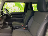 運転席周りは、シンプルで使いやすい配置。各種操作もスムーズに行えます。快適なドライビングをサポートする空間です。