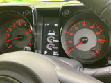 視認性の高いメーターで、運転状況をしっかり把握できます。必要な情報を一目で確認でき、安全運転をサポートします。落ち着いたデザインも魅力です。