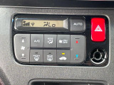 【オートエアコン】一度お好みの温度に設定すれば、車内の温度を検知し風量や温度を自動で調整。暑い&hellip;寒い&hellip;と何度もスイッチ操作をする必要はありません。快適な車内空間には必須の機能ですね♪