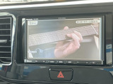 停車中には、地上デジタル放送を楽しめます。待ち時間や休憩時間に、テレビでリラックスできるのが魅力です。エンターテインメント性も充実しています。