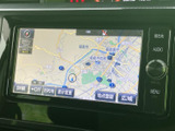 目的地までスムーズに導いてくれる頼れる地図機能。詳細な情報表示で、初めての道でも安心です。運転に集中できる環境をサポートします。