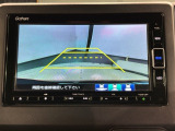 リバースギアに入れるだけで後方の表示へ切り替わります。夜間や雨の日の駐車も楽になりますよ。