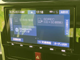 様々な情報を表示するモニターは、運転の安全性を高めるだけでなく、快適なドライブをサポート。車両の状態や設定をいつでも確認できます。