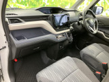 運転席からの視界は広く、運転操作もスムーズに行えます。快適なドライビングをサポートする空間です。