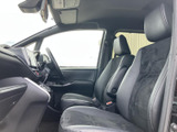 運転席からの視界は良好。操作しやすい配置で、快適なドライビングをサポートします。ドライバーに優しい空間設計です。