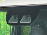 【スマートアシスト】走行中に前方の車両等を認識し、衝突しそうな時は警報とブレーキで衝突回避と被害軽減をアシスト。より安全にドライブをお楽しみいただけます。