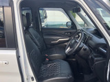 運転席からの視界は広く、運転操作もスムーズに行えます。シートの形状も工夫されており、長距離運転でも疲れにくいでしょう。快適な空間です。