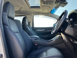 ゆったりとしたシートスペースは、長距離運転でも疲れにくい設計です。快適なドライブをサポートする、上質な空間です。