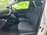 運転席周りはシンプルで操作しやすいレイアウト。ドライバーが集中できる空間設計です。快適な運転環境を実現しています。